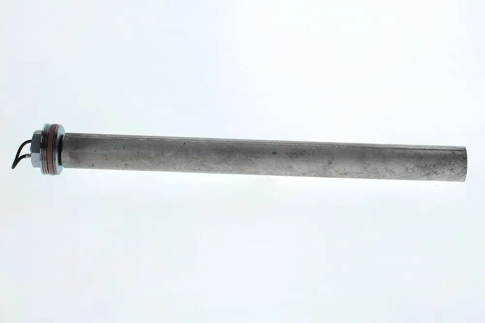Runder, metallischer Rohrabschnitt mit einem Anschluss an einem Ende. Er scheint Teil einer Heiz- oder Warmwasserversorgung zu sein, möglicherweise von der Marke Bosch.